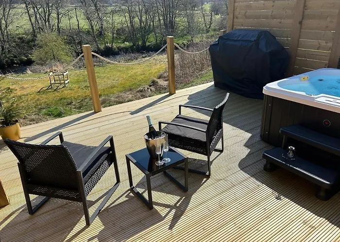 River Huts, Highland River Retreat With Hot Tub