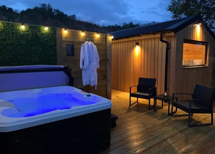 River Huts, Highland River Retreat With Hot Tub